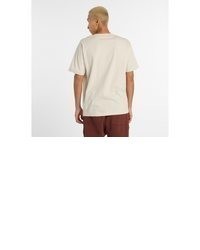 hellbeige T-Shirt mit einem Rundhalsausschnitt von New Balance
