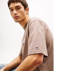 hellbeige T-Shirt mit einem Rundhalsausschnitt von Tommy Jeans