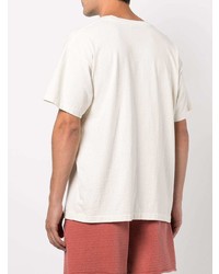 hellbeige T-Shirt mit einem Rundhalsausschnitt von John Elliott