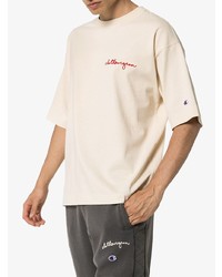 hellbeige T-Shirt mit einem Rundhalsausschnitt von Champion