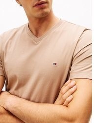 hellbeige T-Shirt mit einem V-Ausschnitt von Tommy Hilfiger
