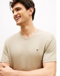 hellbeige T-Shirt mit einem V-Ausschnitt von Tommy Hilfiger