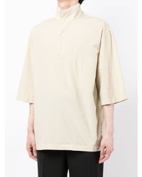 hellbeige T-shirt mit einer Knopfleiste von Lemaire