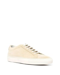 hellbeige Wildleder niedrige Sneakers von Common Projects