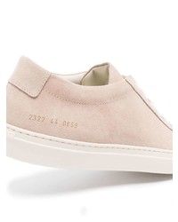 hellbeige Wildleder niedrige Sneakers von Common Projects