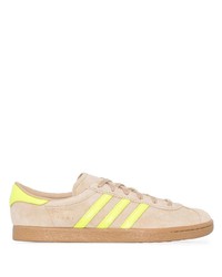 hellbeige Wildleder niedrige Sneakers von adidas