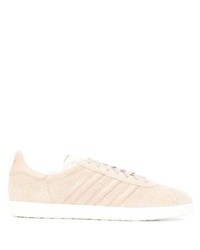 hellbeige Wildleder niedrige Sneakers von adidas