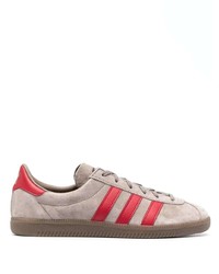 hellbeige Wildleder niedrige Sneakers von adidas