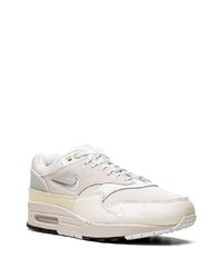 hellbeige Wildleder niedrige Sneakers von Nike