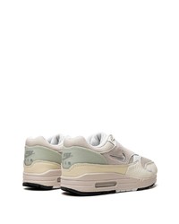 hellbeige Wildleder niedrige Sneakers von Nike