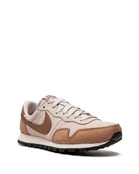 hellbeige Wildleder niedrige Sneakers von Nike