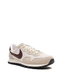 hellbeige Wildleder niedrige Sneakers von Nike