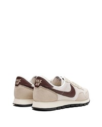 hellbeige Wildleder niedrige Sneakers von Nike