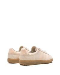 hellbeige Wildleder niedrige Sneakers von adidas