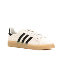 hellbeige Wildleder niedrige Sneakers von adidas