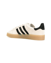 hellbeige Wildleder niedrige Sneakers von adidas