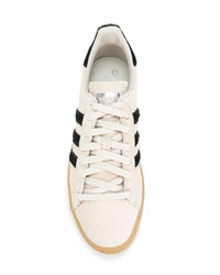 hellbeige Wildleder niedrige Sneakers von adidas