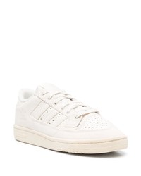 hellbeige Wildleder niedrige Sneakers von adidas