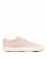 hellbeige Wildleder niedrige Sneakers von Common Projects