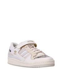 hellbeige Wildleder niedrige Sneakers von adidas