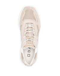 hellbeige Wildleder niedrige Sneakers von D.A.T.E