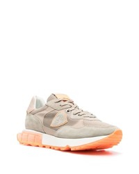 hellbeige Wildleder niedrige Sneakers von Philippe Model Paris