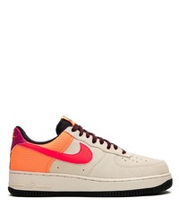 hellbeige Wildleder niedrige Sneakers von Nike