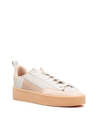 hellbeige Wildleder niedrige Sneakers von adidas