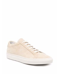 hellbeige Wildleder niedrige Sneakers von Common Projects