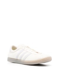 hellbeige Wildleder niedrige Sneakers von adidas