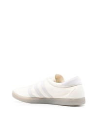 hellbeige Wildleder niedrige Sneakers von adidas