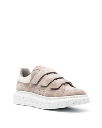 hellbeige Wildleder niedrige Sneakers von Alexander McQueen