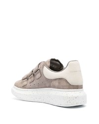 hellbeige Wildleder niedrige Sneakers von Alexander McQueen