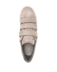 hellbeige Wildleder niedrige Sneakers von Alexander McQueen