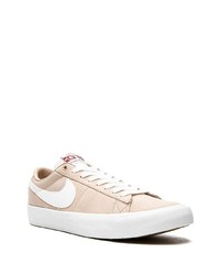 hellbeige Wildleder niedrige Sneakers von Nike