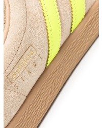 hellbeige Wildleder niedrige Sneakers von adidas