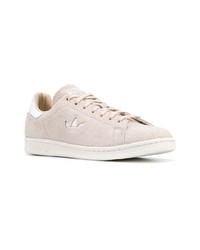 hellbeige Wildleder niedrige Sneakers von adidas