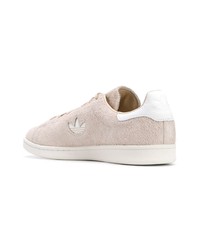 hellbeige Wildleder niedrige Sneakers von adidas