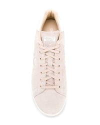 hellbeige Wildleder niedrige Sneakers von adidas