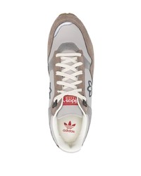 hellbeige Wildleder niedrige Sneakers von adidas