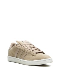 hellbeige Wildleder niedrige Sneakers von adidas