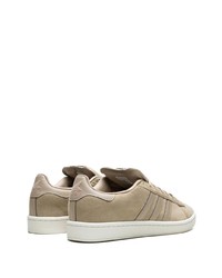 hellbeige Wildleder niedrige Sneakers von adidas