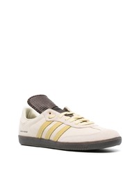 hellbeige Wildleder niedrige Sneakers von adidas