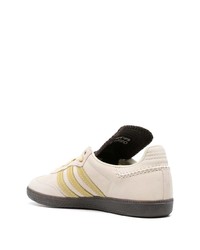 hellbeige Wildleder niedrige Sneakers von adidas