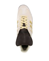 hellbeige Wildleder niedrige Sneakers von adidas