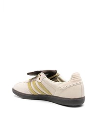 hellbeige Wildleder niedrige Sneakers von adidas