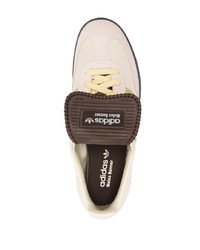 hellbeige Wildleder niedrige Sneakers von adidas