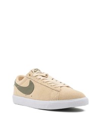 hellbeige Wildleder niedrige Sneakers von Nike