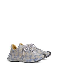 hellblaue bedruckte Leder niedrige Sneakers von Gucci