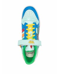 hellblaue bedruckte Leder niedrige Sneakers von adidas